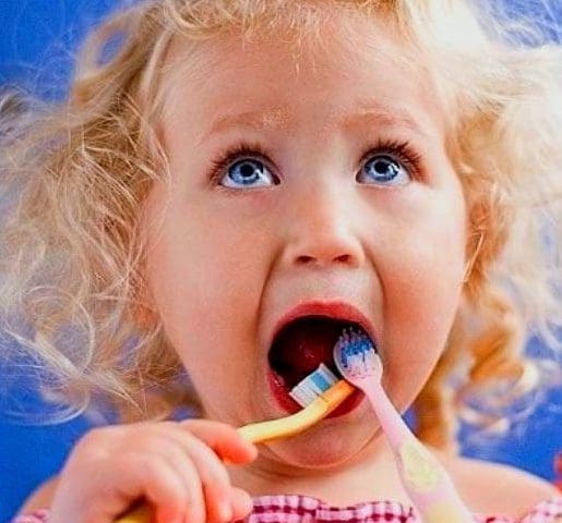 Çocuklara Dişlerini Nasıl Fırçalayacaklarını Öğretmek